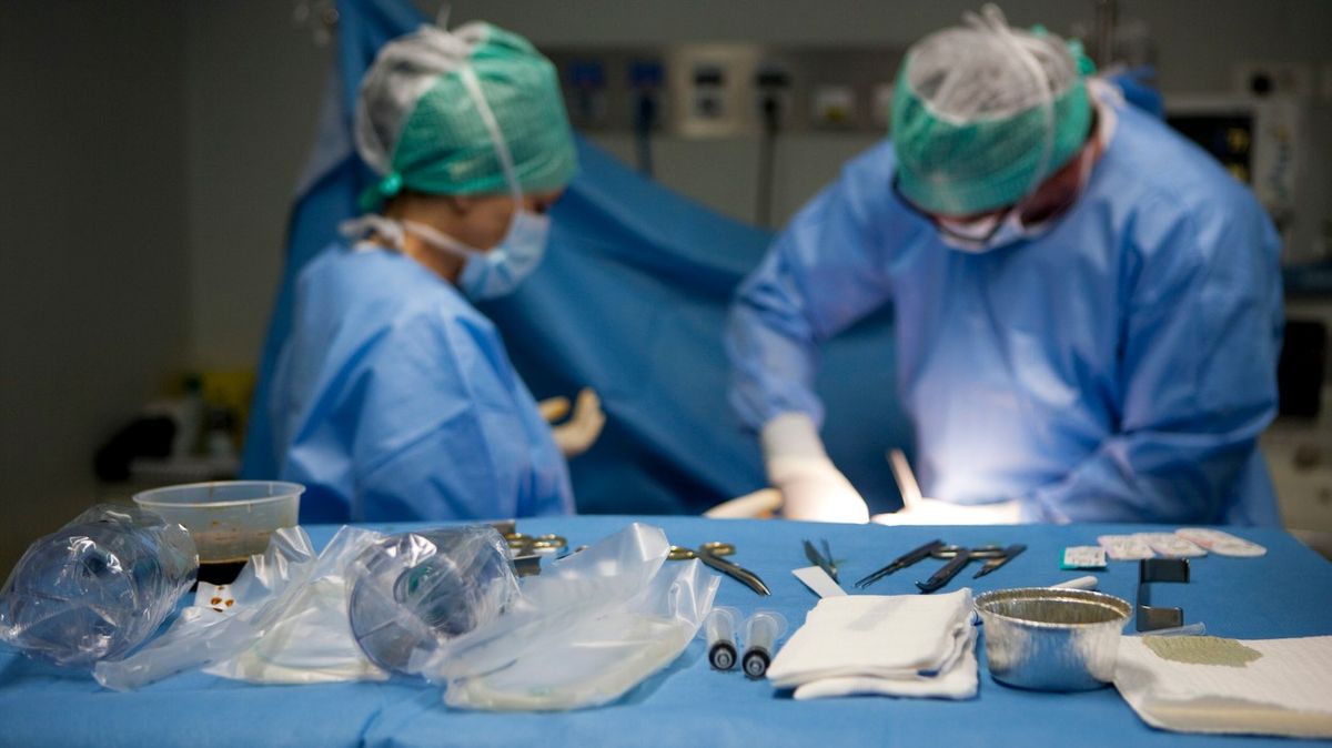 Za smrt při plastice prsou jde lékařka k soudu. Špatně nastavila kyslík a odbyla kontrolu