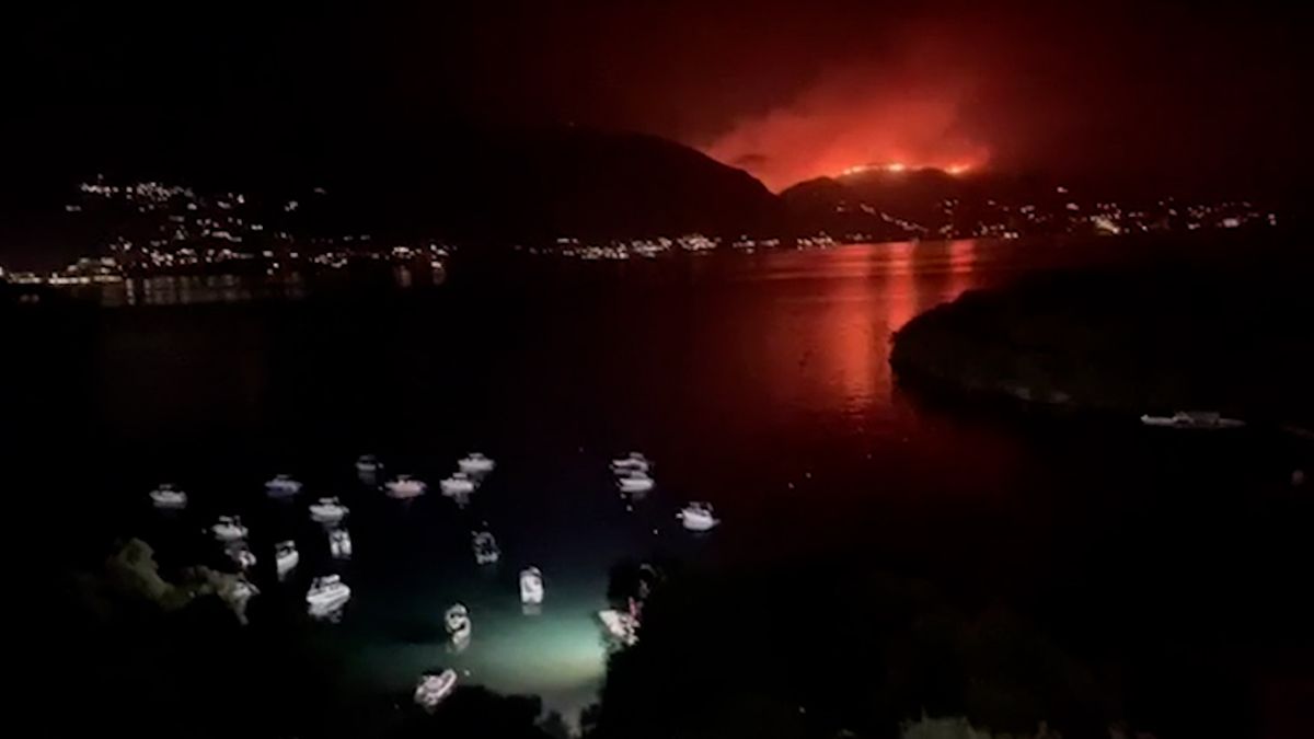 Ohnivé peklo ukazuje chřtán na Korfu