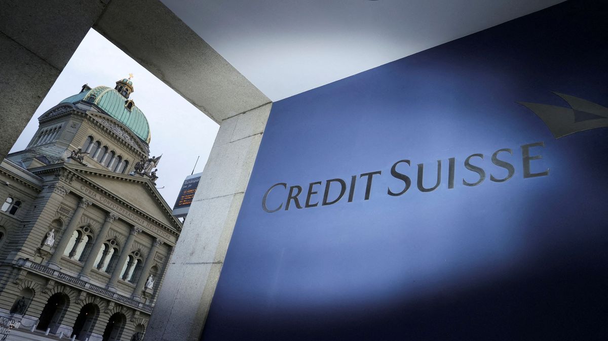 UBS propustí více než polovinu zaměstnanců Credit Suisse, píše Bloomberg