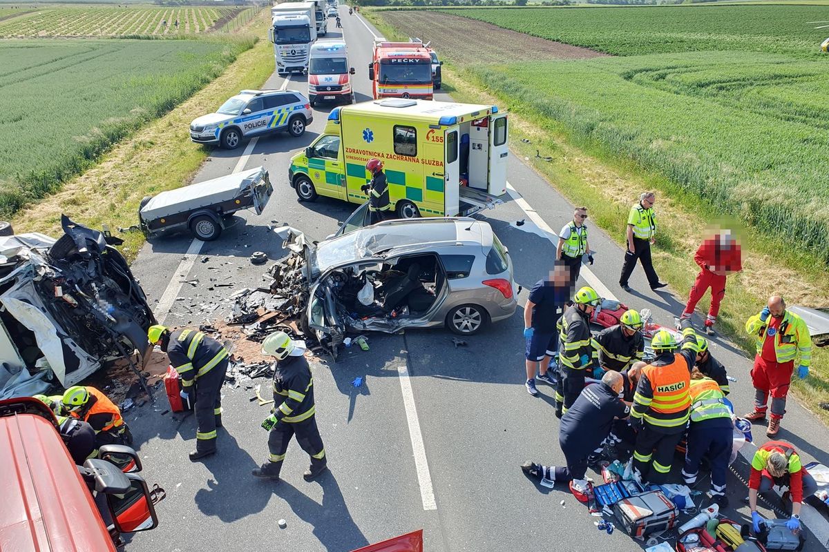 Při nehodě na Kolínsku se zranili čtyři lidé, dva převáželi vrtulníkem