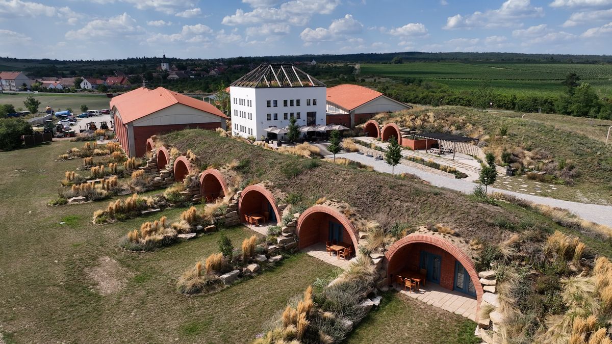 Moderní stavby vinařství doslova splývají se znojemskou krajinou
