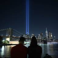 Světla symbolizující dvojčata lze za dobrého počasí sledovat ze všech sousedství New Yorku. Snímek pochází ze zkoušky 7. září