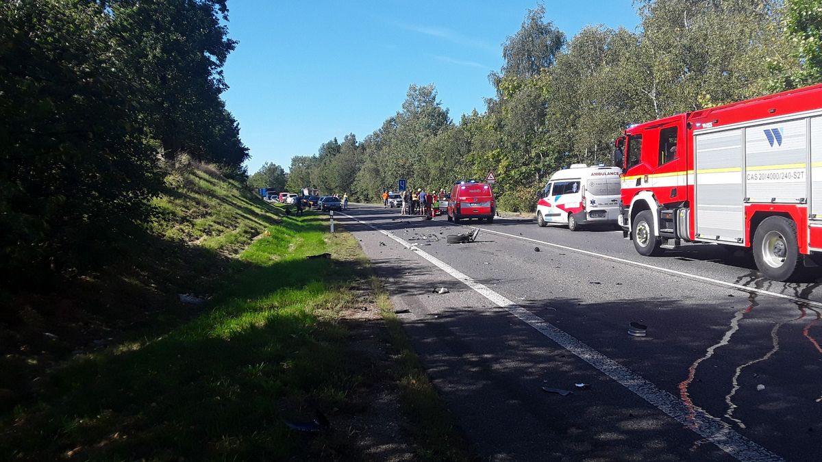 Řidič na Liberecku při předjíždění narazil do protijedoucího auta. Jeden mrtvý