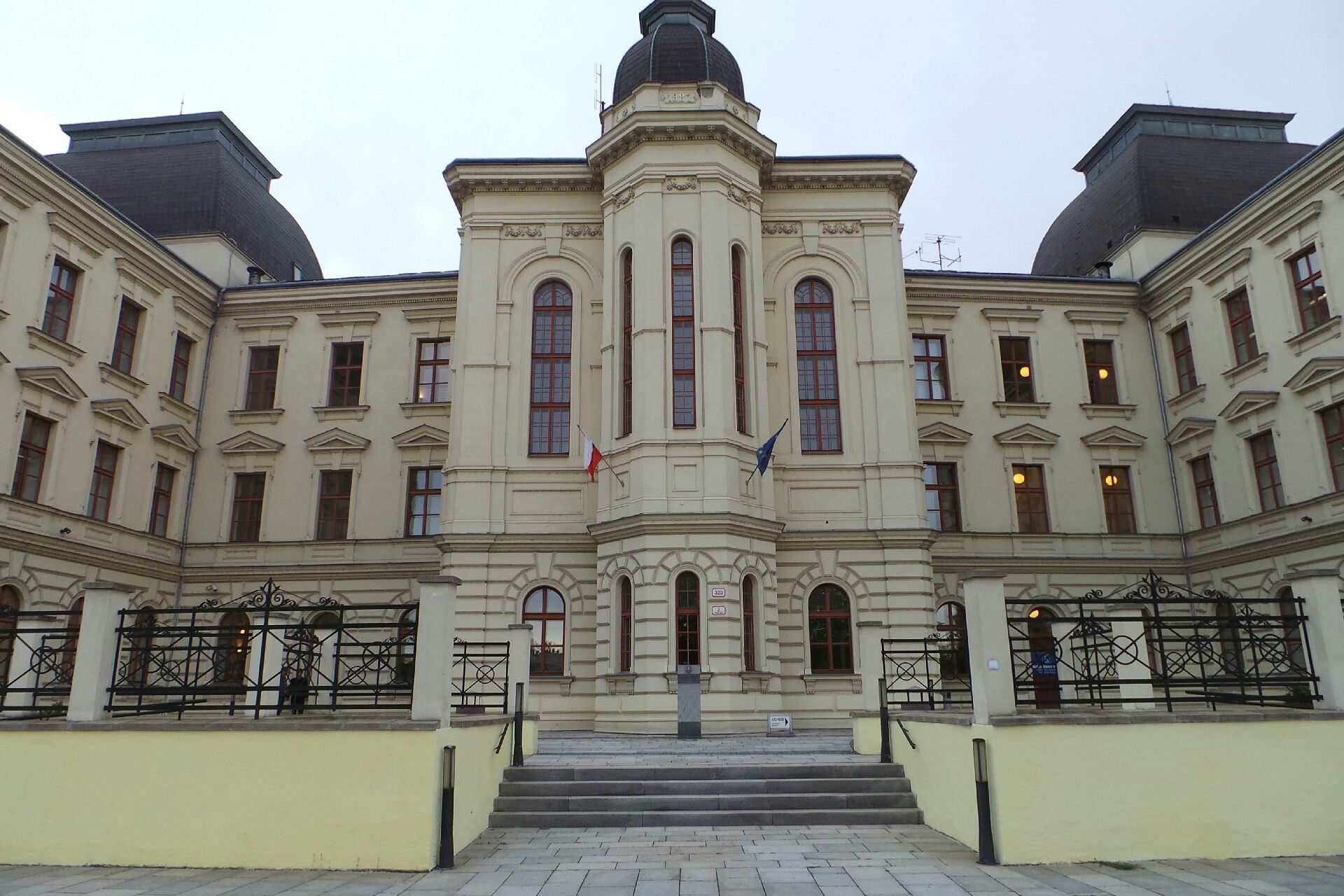 Ženu bil pěstí, na děti bral bič. Cizinec půjde k plzeňskému soudu za týrání 