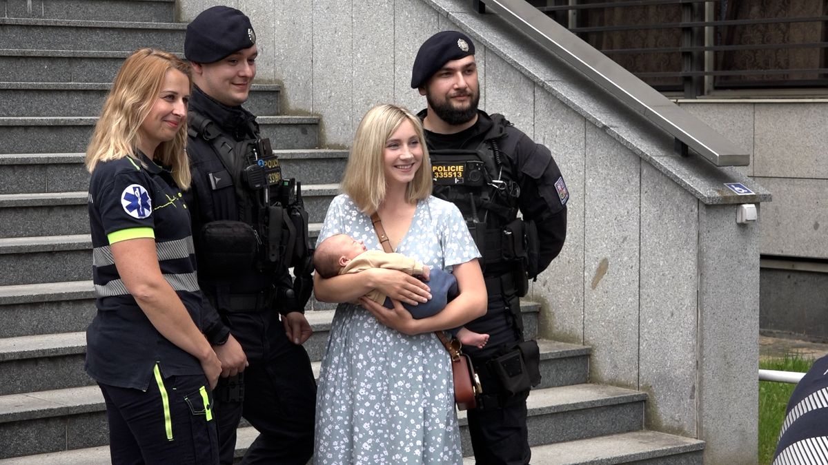 Policie v Praze dostala oznámení o sténající ženě. V bytě pak dva policisté pomohli na svět chlapečkovi