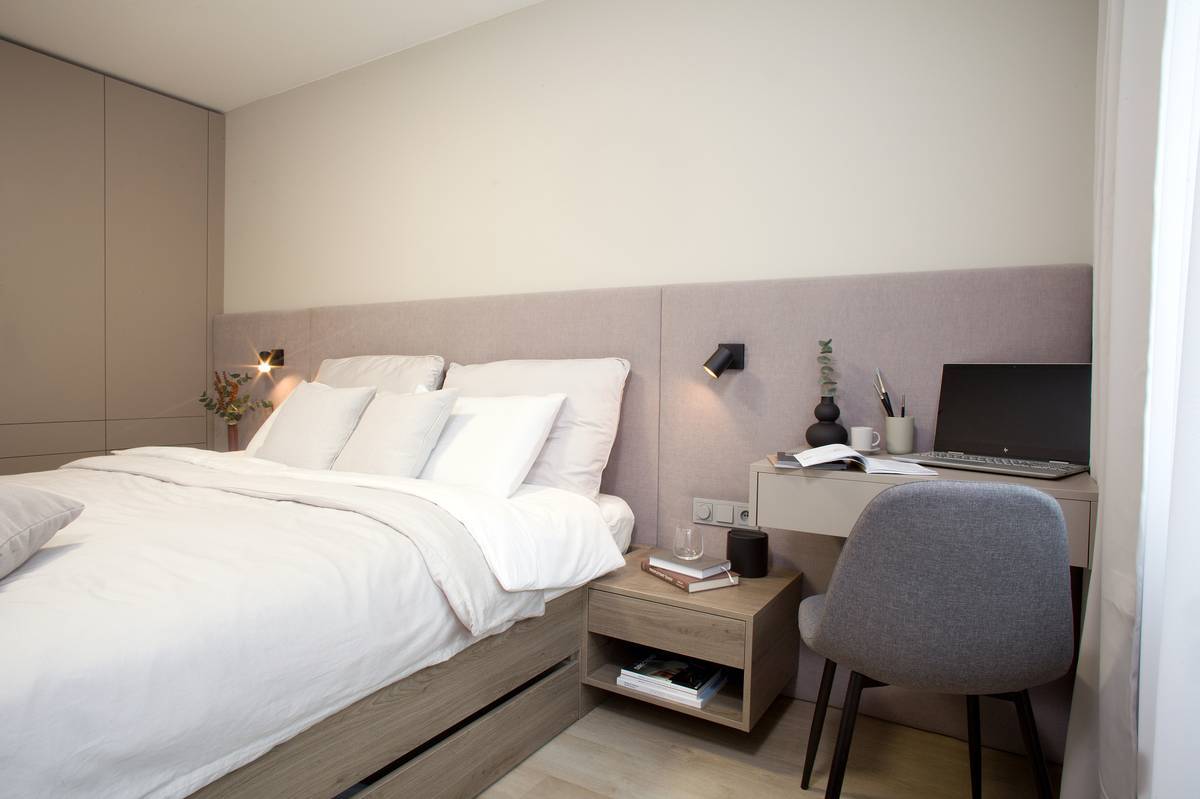 V ložnici architektka našla místo pro malou pracovní plochu.