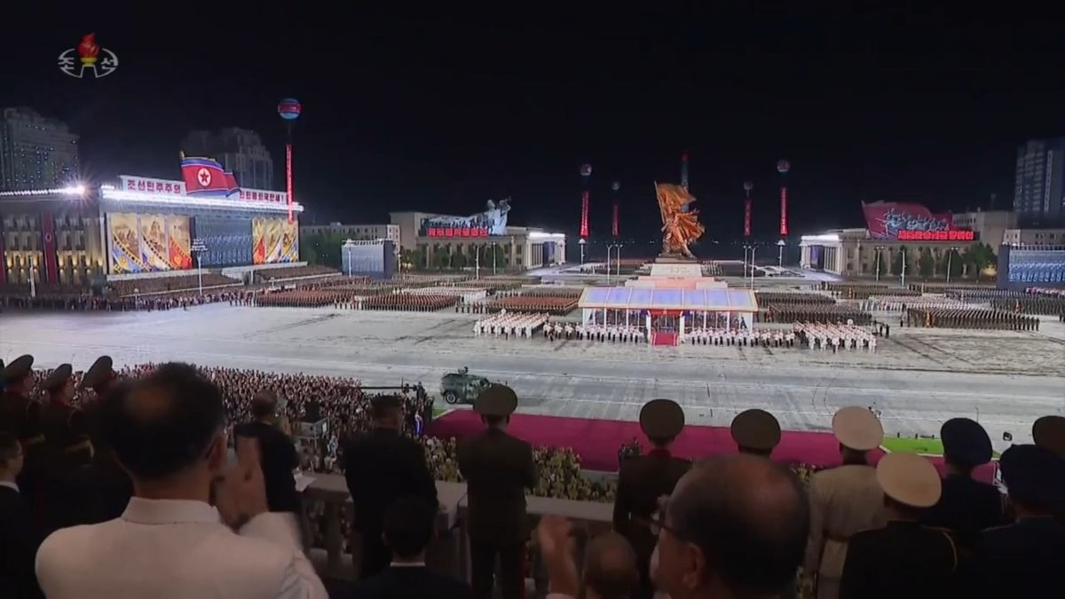 KLDR uspořádala velkolepou přehlídku. Pohrozila světu svými zbraněmi