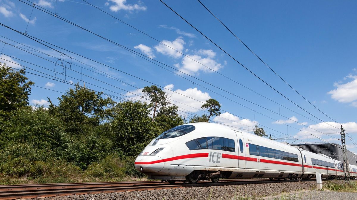 Vlak Intercity vjel na západě Německa do skupiny dělníků, dva mrtví