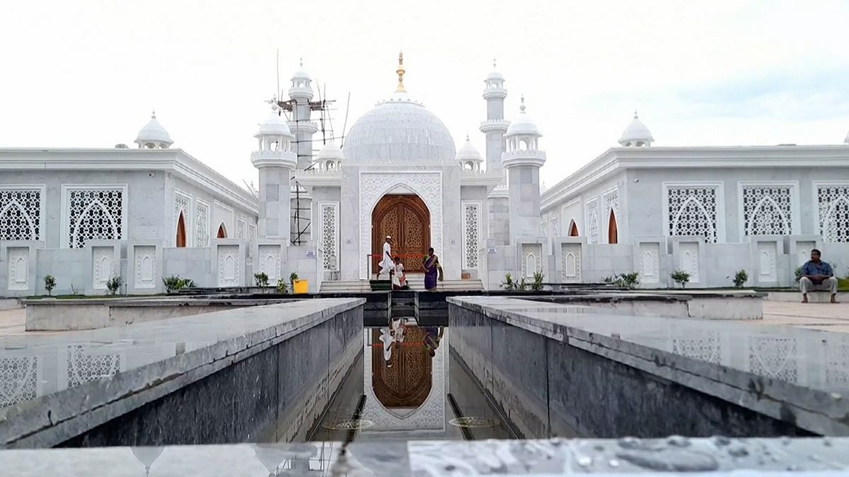 Na památku své matky postavil Ind repliku Tádž Mahalu