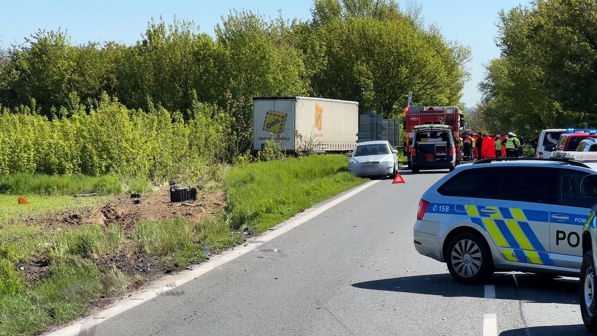Nehoda nákladního a osobního auta na Mělnicku, jeden mrtvý