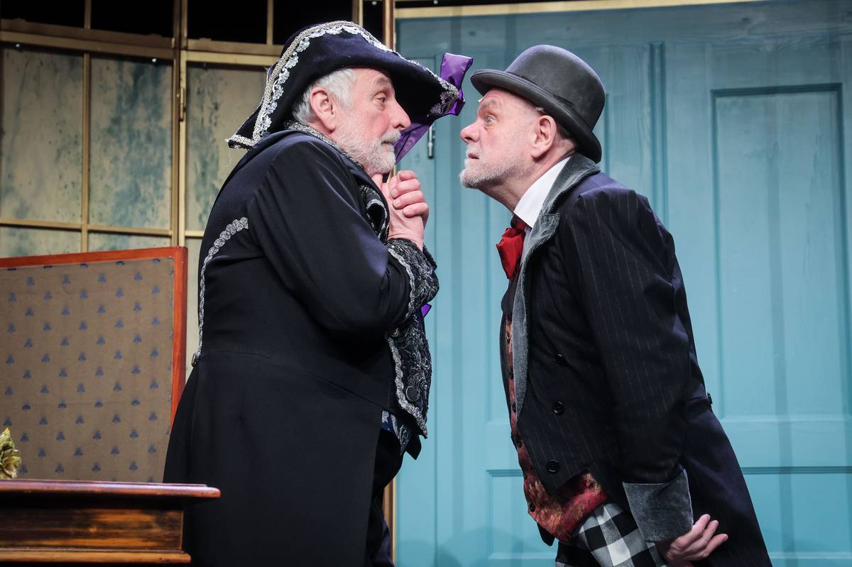 Zleva Miloslav Mejzlík jako Tardiveau a Václav Krejčí jako Vézinet vytvářejí výborné komediální postavy.