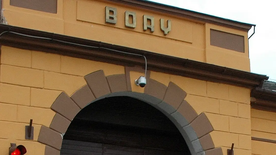 Pokus vraždy na Borech. Po útoku podomácku vyrobeným nožem skončil vězeň v nemocnici