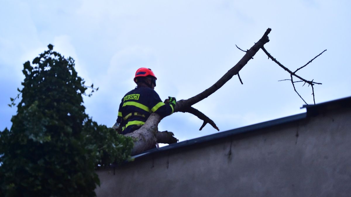 Přes Vysočinu a Znojemsko přešla supercela, hasiči sundávali i paragladistu ze stromu