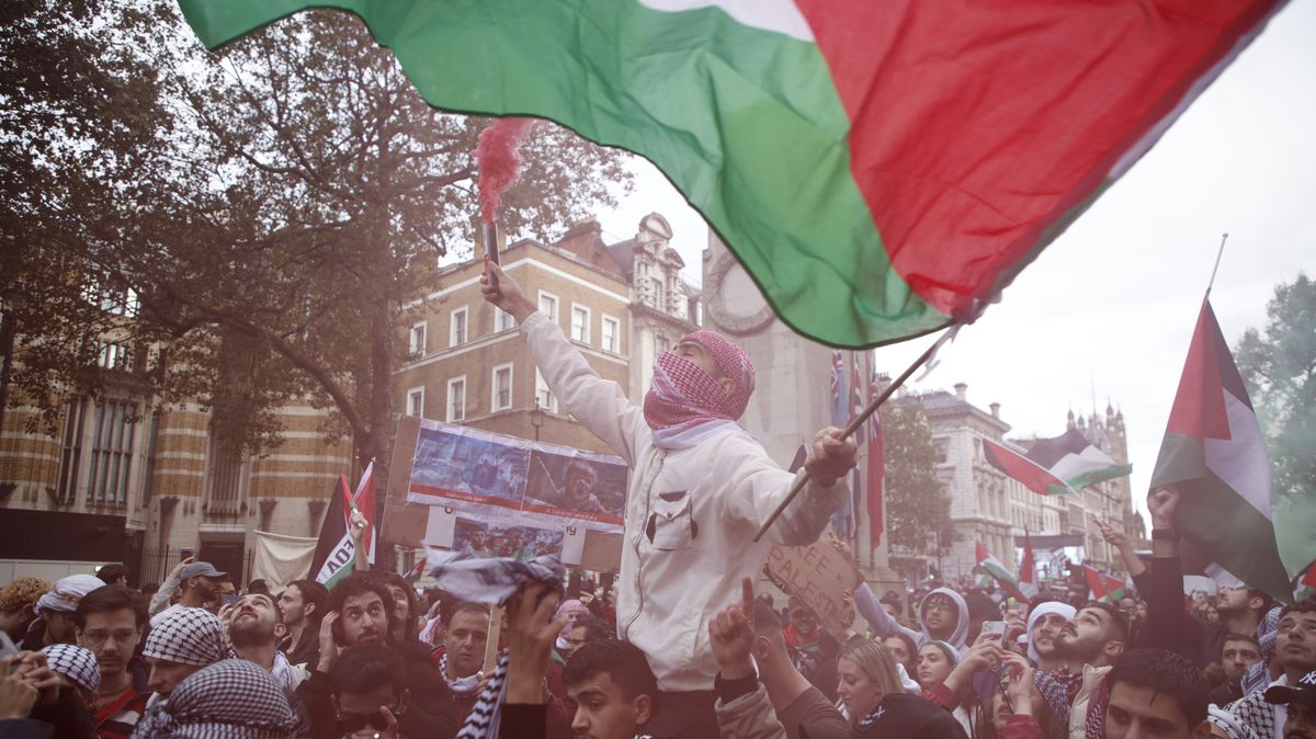 Stotisícová propalestinská demonstrace zneklidnila Británii. V Londýně vlála vlajka tauhídu