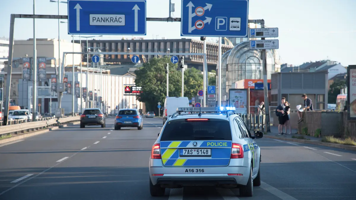 Úředníka ministerstva školství obvinila policie ze znásilnění a dalších zločinů