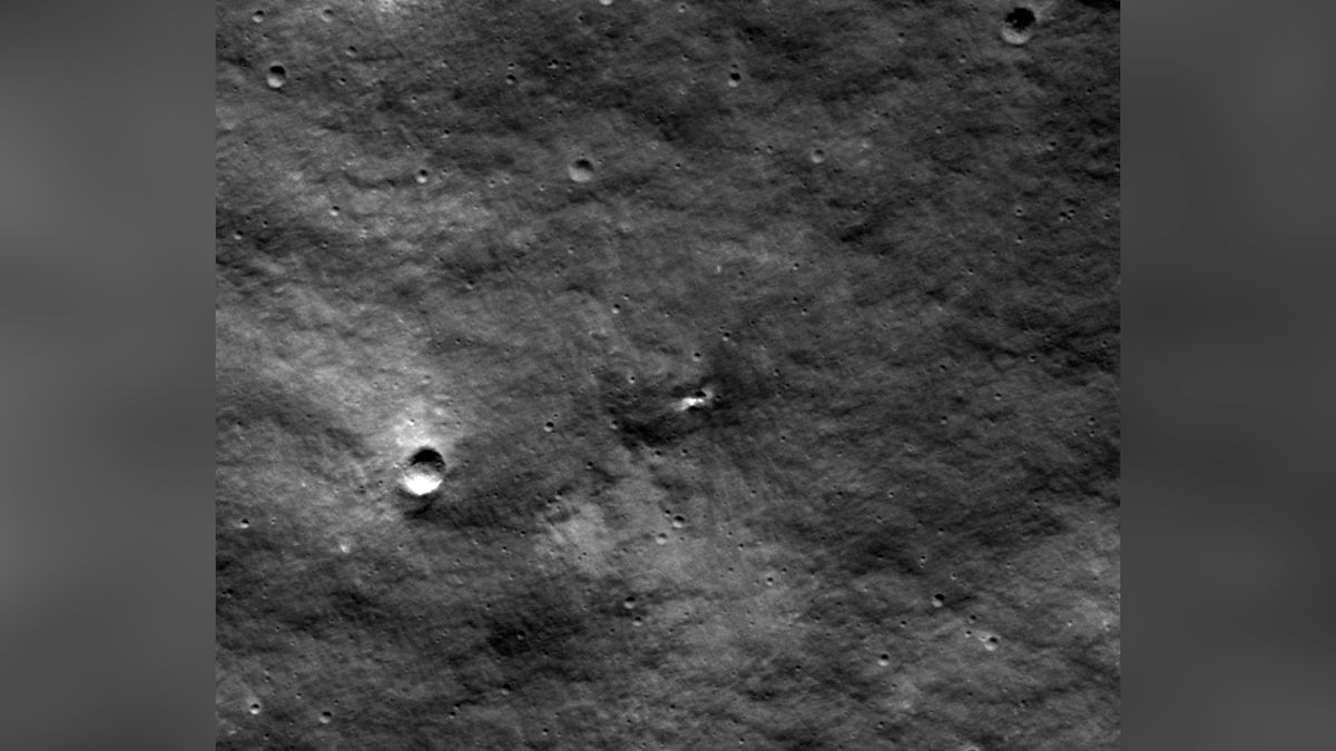 Rusům se na Měsíci přece jen něco povedlo. Podle fotky družice NASA vyrobili nový kráter