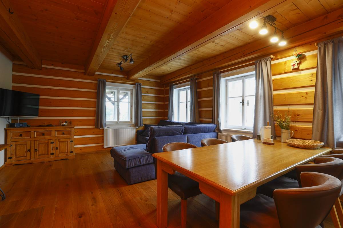 Hlavní místnost v domě připomíná tradiční sednice v roubenkách.