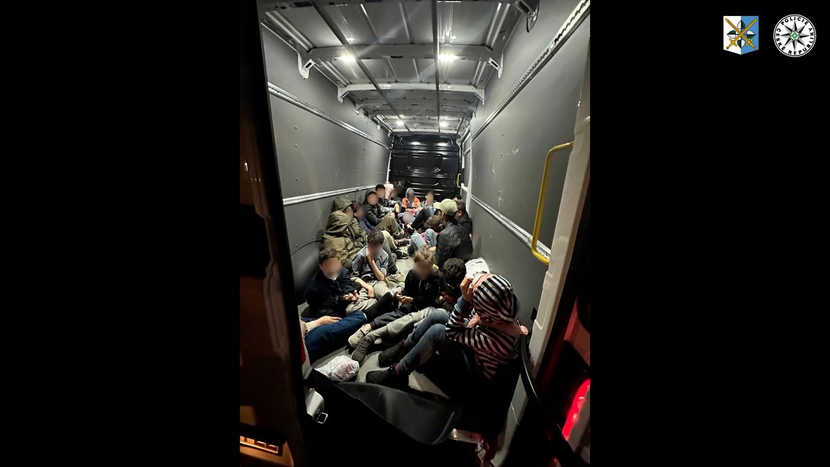 V dodávce v Beskydech se tísnilo 23 migrantů