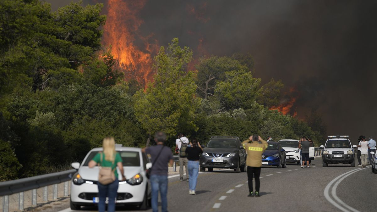 Peklo na jihu Evropy. Snímky ukazují sérii požárů ve vlně extrémních veder