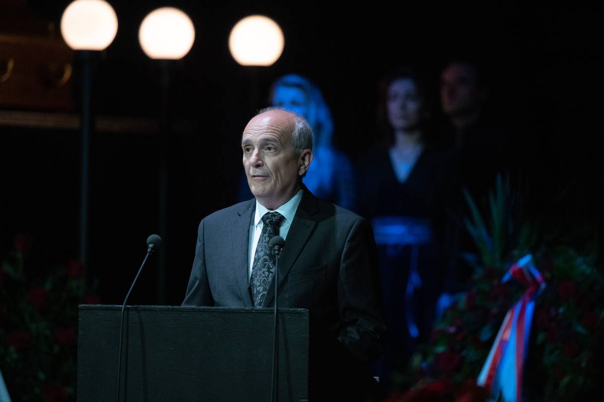 Ředitel Národního divadla Jan Burian připomněl, že Červená zde měla své první vystoupení až v roce 2002. Čekala na něj od 50. let