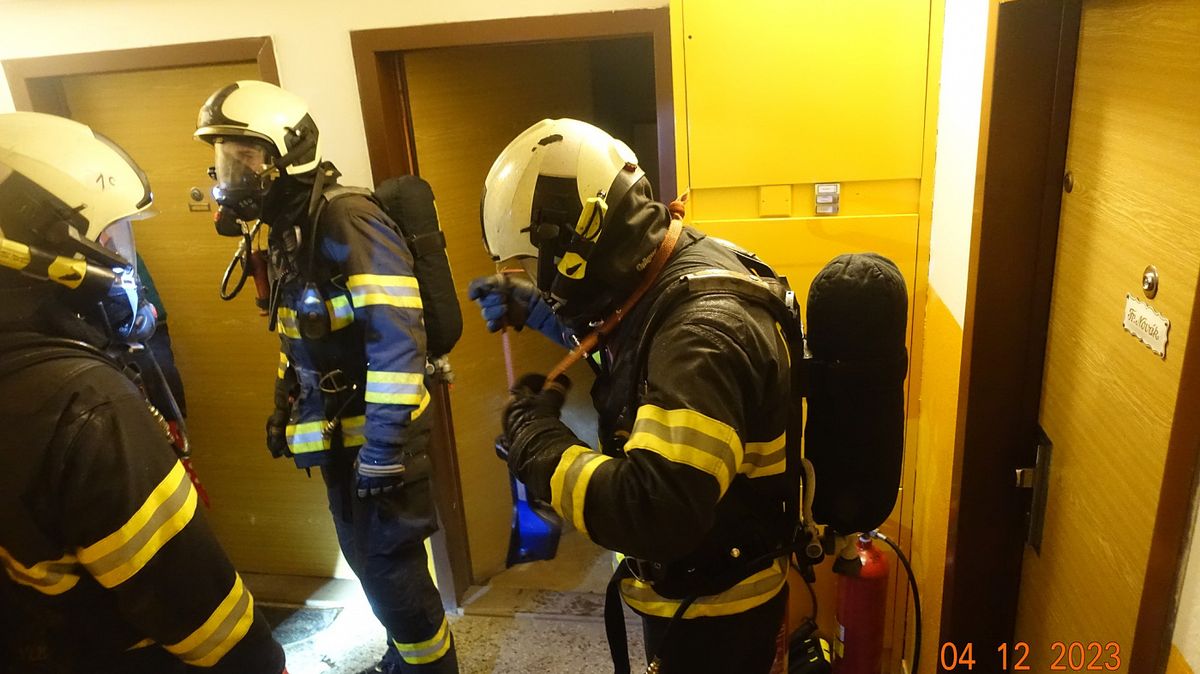 V hořícím bytě v Českých Budějovicích našli hasiči ženu v bezvědomí