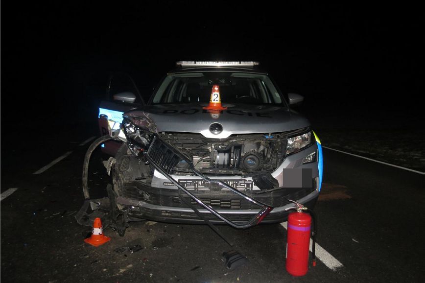 Při divoké honičce muž z Olomoucka opakovaně naboural policejní auto, vyřadil ho z provozu