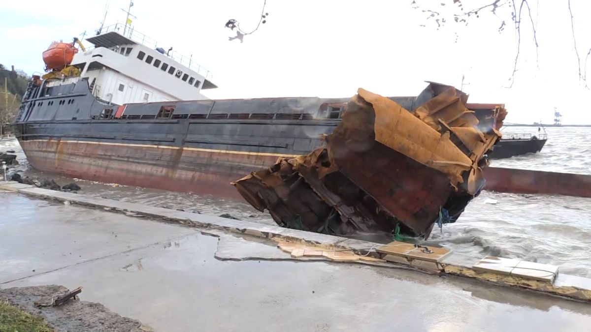 U tureckých břehů se rozlomila vejpůl nákladní loď