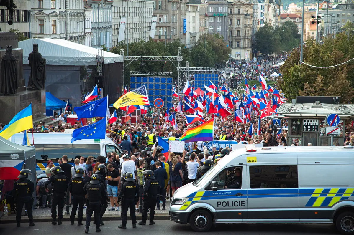 12  Už od ranních hodin stály na horní části náměstí petiční stánky s ukrajinskými vlajkami, ve kterých byli odpůrci demonstrace. Po ukončení kolem čtvrté hodiny stánky obklíčili policejní těžkooděnci, aby zabránili potenciálnímu konfliktu těchto dvou skupin