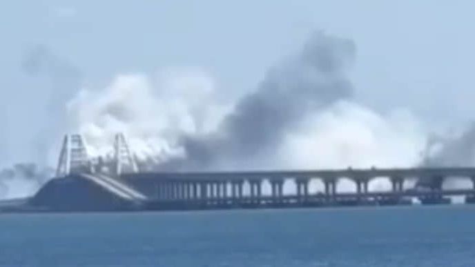 Kouř u Krymského mostu. Rusové tvrdí, že Ukrajinci zaútočili raketami