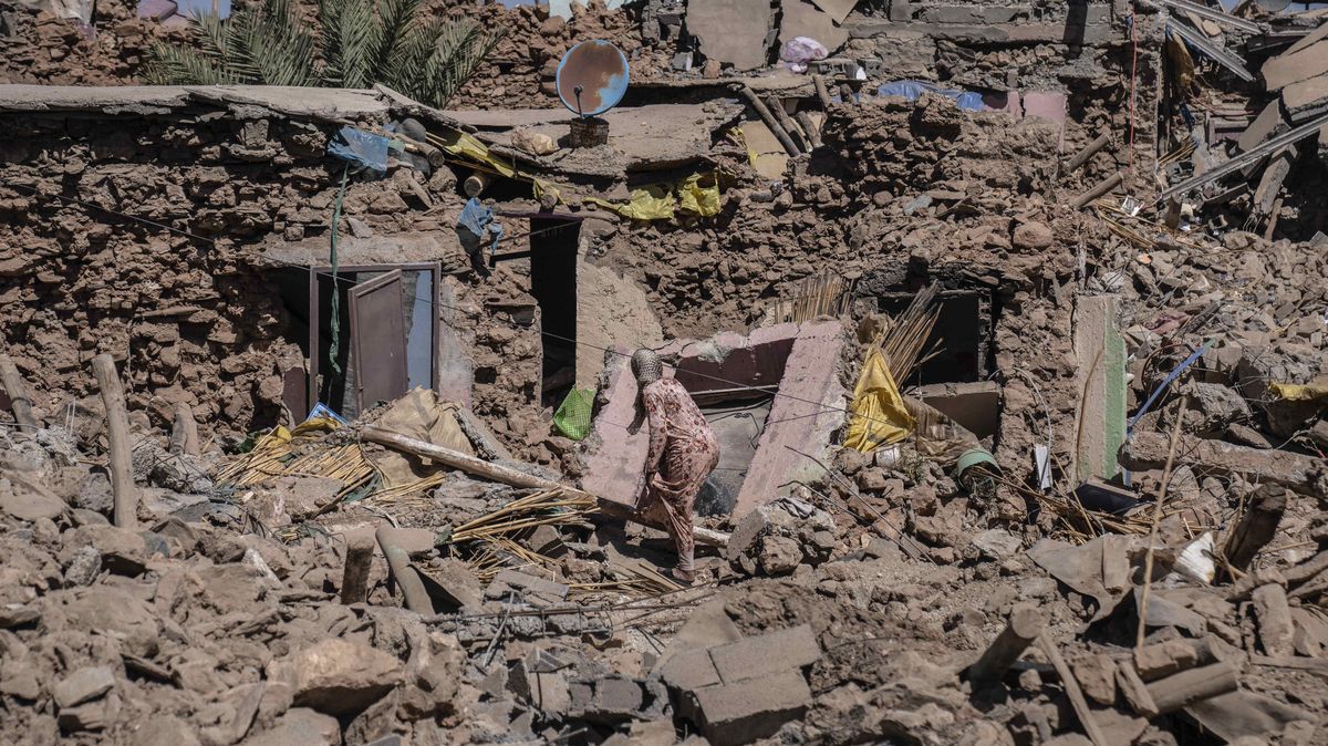 Počty mrtvých po zemětřesení v Maroku rostou, pomoci zvenku však vláda přijala jen minimálně