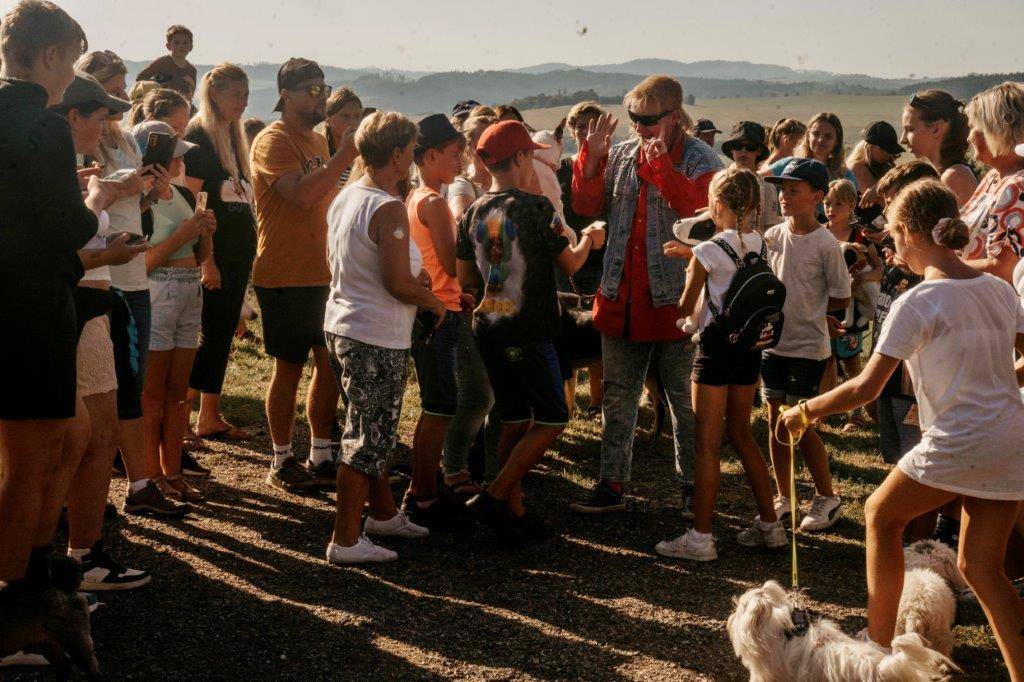 Výšlap na Blaník. Natáčení snímku Gump - jsme dvojka skončilo. Zúčastnilo se ho zhruba deset tisíc lidí a tři a půl tisíce psů.