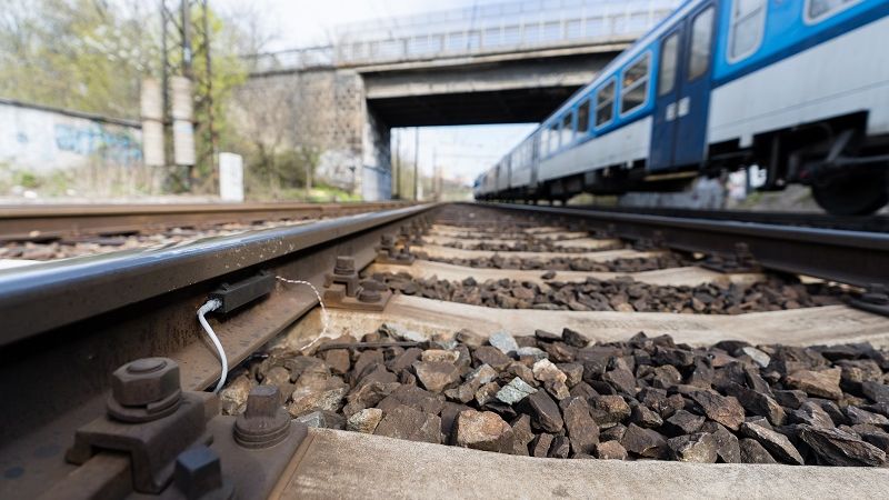 Češi vyvinuli „chytrou kolej“, odhalí poškozený vlak. Testuje se u nás a na Tchaj-wanu