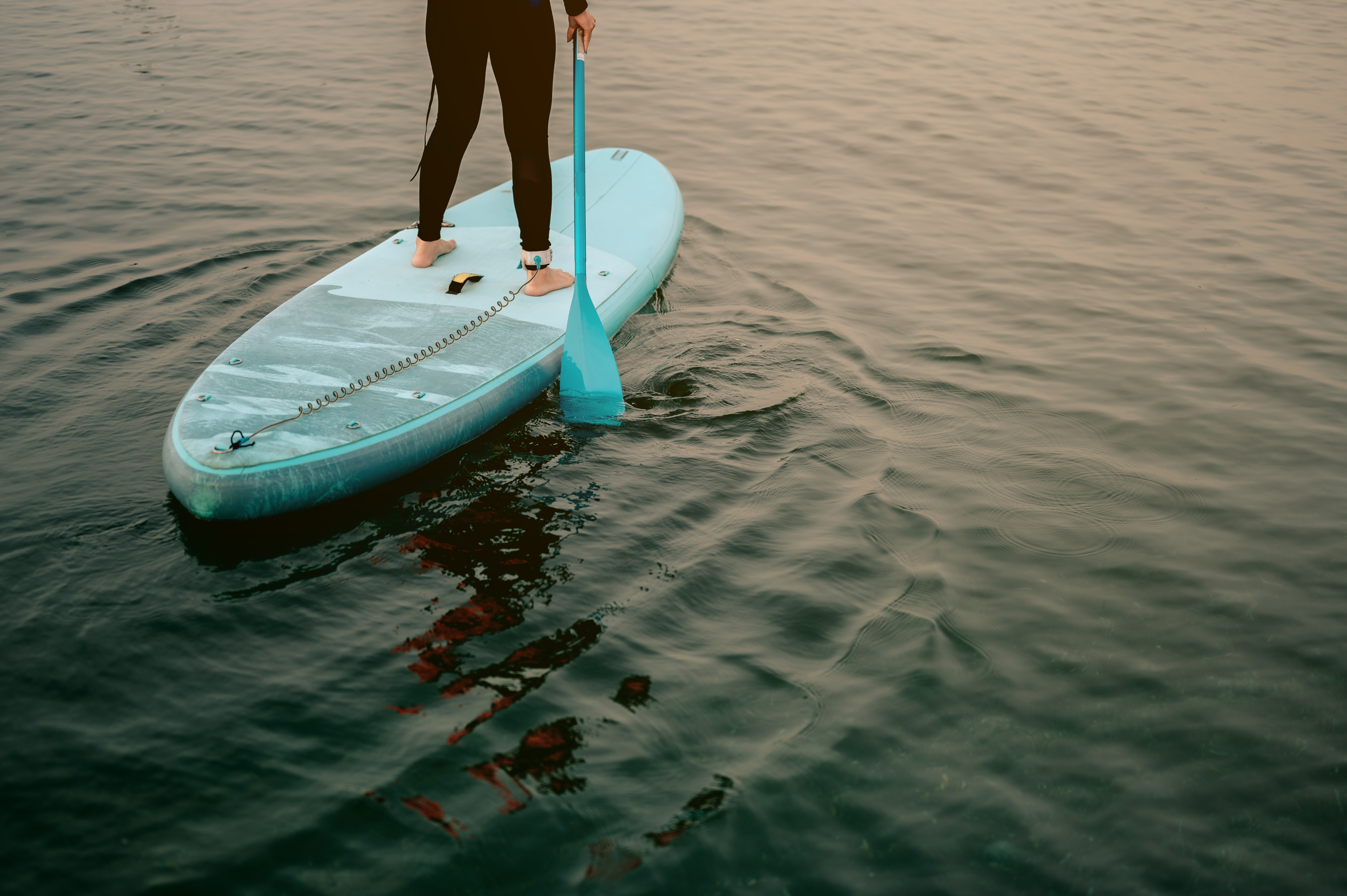 Silný vítr dostal na Brněnské přehradě do úzkých lidi na paddleboardech, 11 jich zachraňovali hasiči