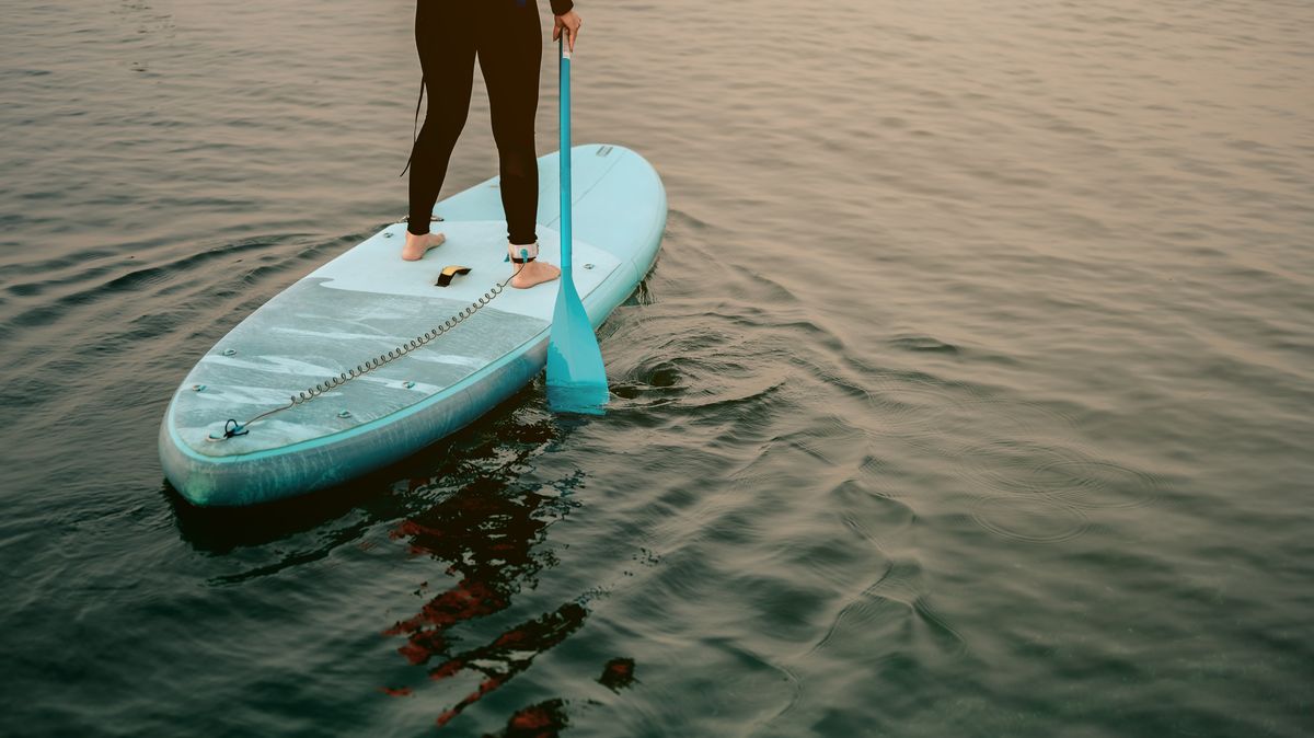 Na Žďársku hledají paddleboardistu. Zmizel pod hladinou