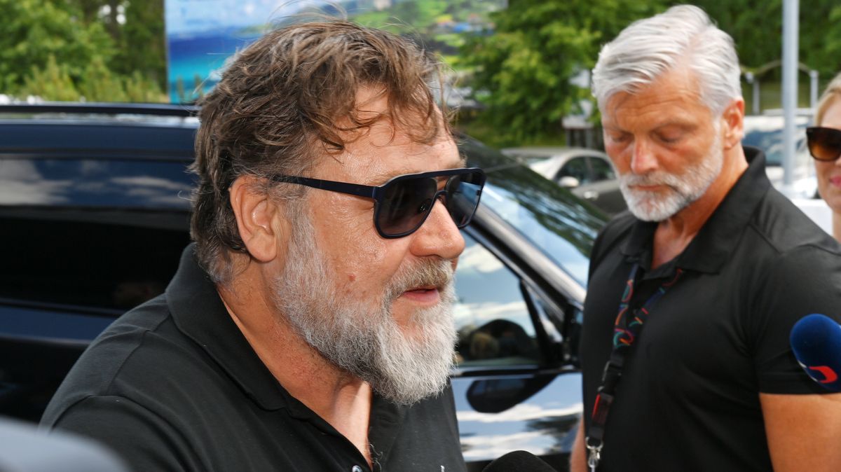Russell Crowe přiletěl do Česka