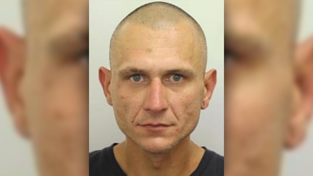 Policie ukázala fotku muže, kterého hledá kvůli pobodání ochranky drogerie v Praze