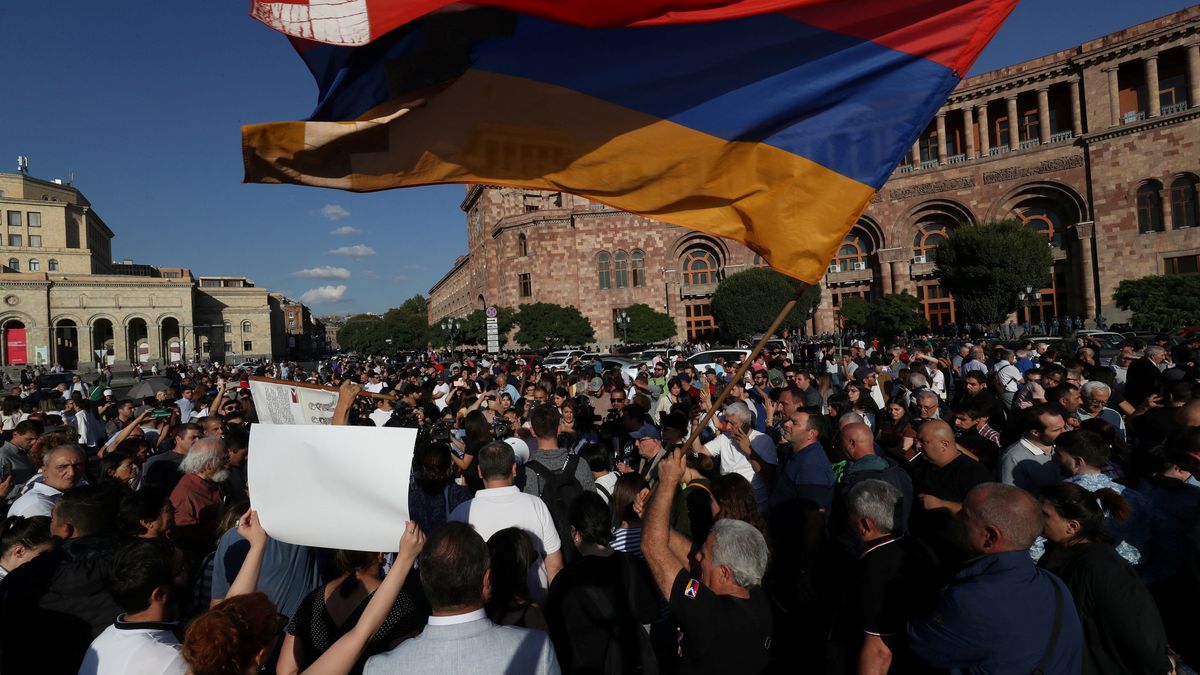 V Jerevanu houstne atmosféra. Tisíce lidí žádají kvůli Náhornímu Karabachu demisi premiéra