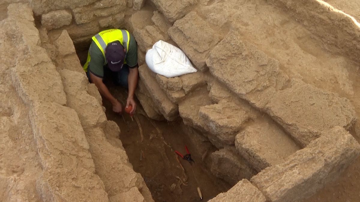 Une tombe fouillée à Gaza a révélé un rare sarcophage en étain