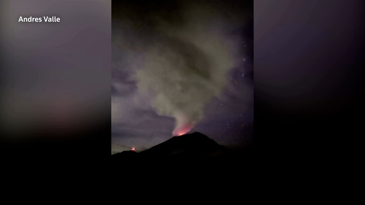 Popocatepetl chrlí dým a popel. Úřady zvýšily stupeň ohrožení
