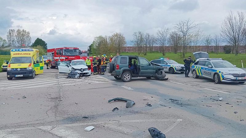 Tragická nehoda na Nymbursku, řidič po vyproštění podlehl těžkým zraněním