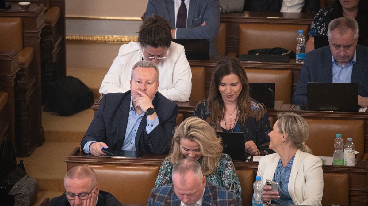 Schůze Sněmovny začala skupinovou rezignací poslanců ANO