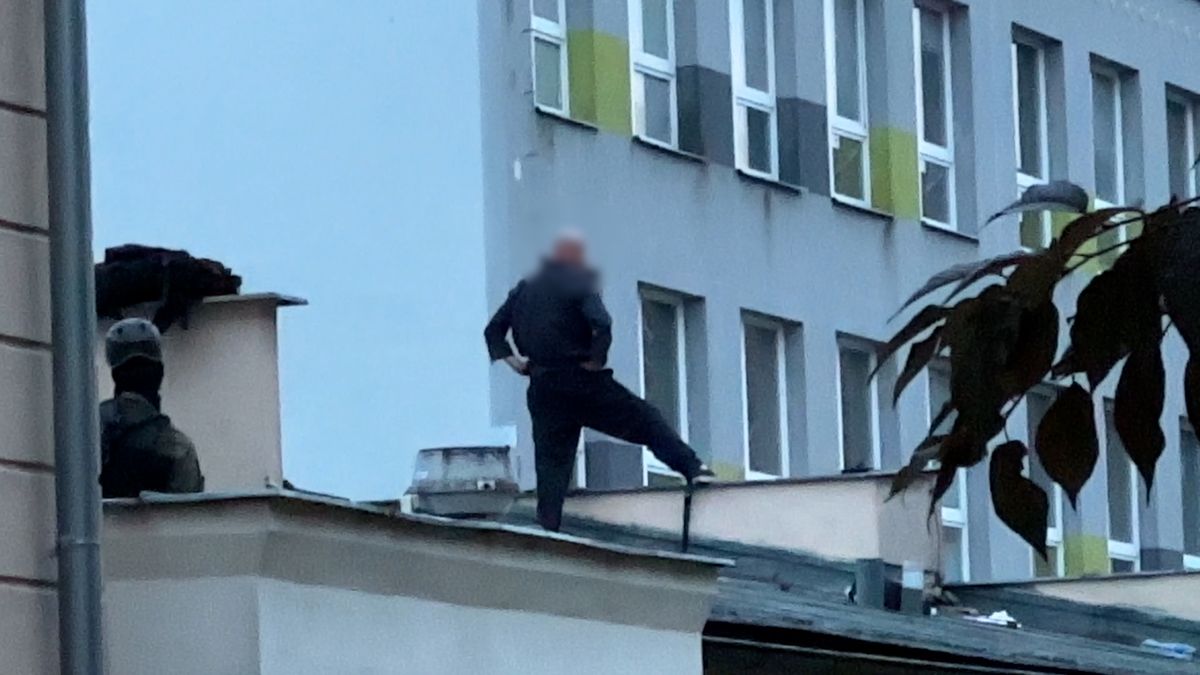 Policie čtyři hodiny vyjednávala s mužem na střeše gynekologie v Praze