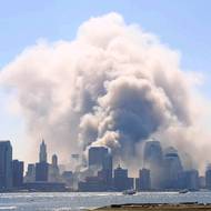 Po pádu obou věží se nad Manhattanem rozprostřel obrovský mrak. Obyvatelé New Yorku, ale i celých Spojených států, událost sledovali v přímém přenosu. Na YouTube je možné najít záznam televizní stanice, která situaci monitorovala z vrtulníku