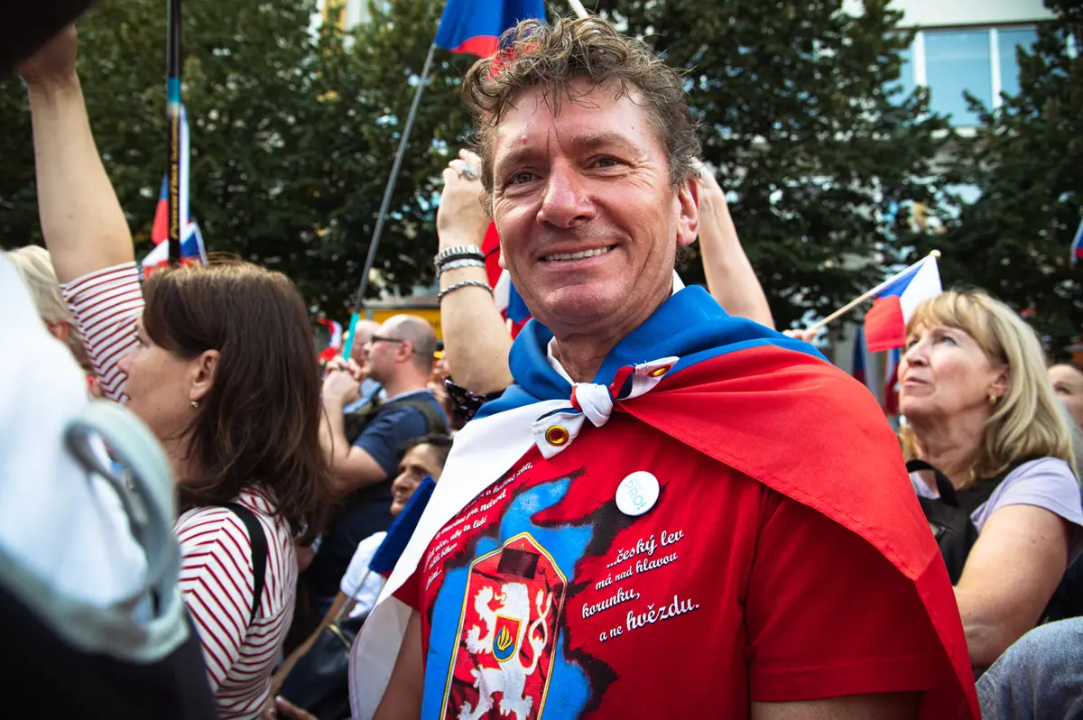 7 Demonstranti si často nosili české vlajky a trička s českým lvem