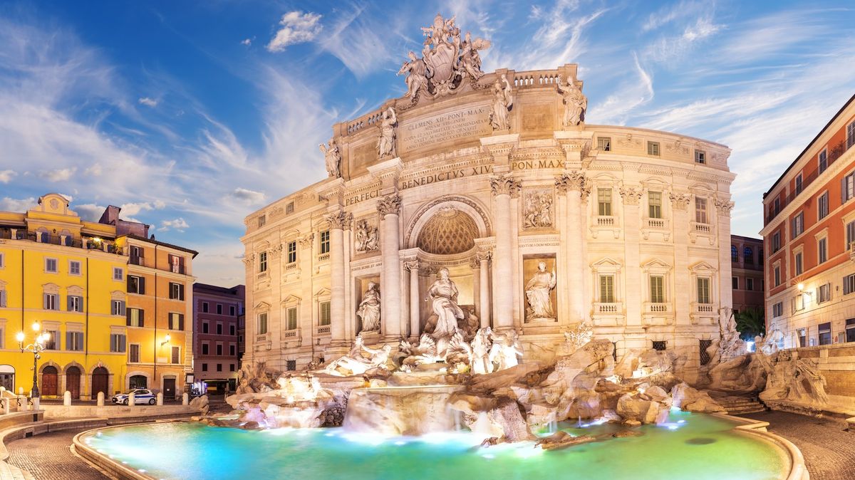 Turistka šplhala po římské fontáně di Trevi, aby si naplnila lahev vodou