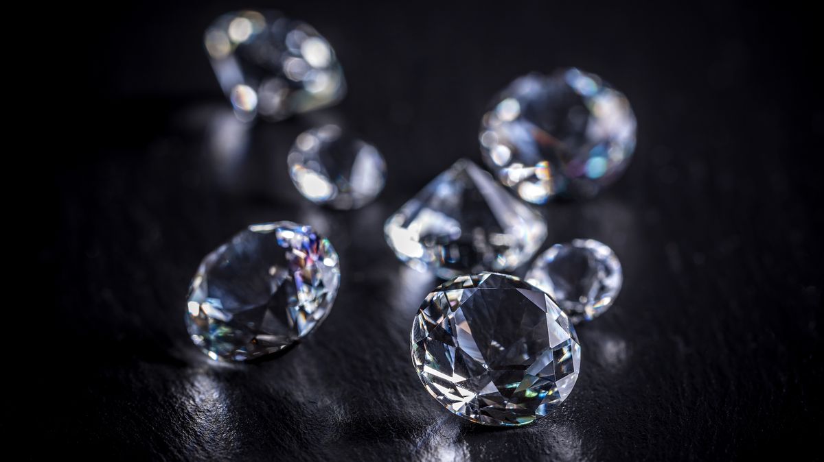 EU schválila další balík sankcí proti Rusku, zakazuje dovoz diamantů