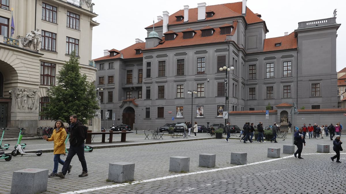 Clam-Gallasův palác. Temně šedá fasáda ukrývá pražskou barokní perlu
