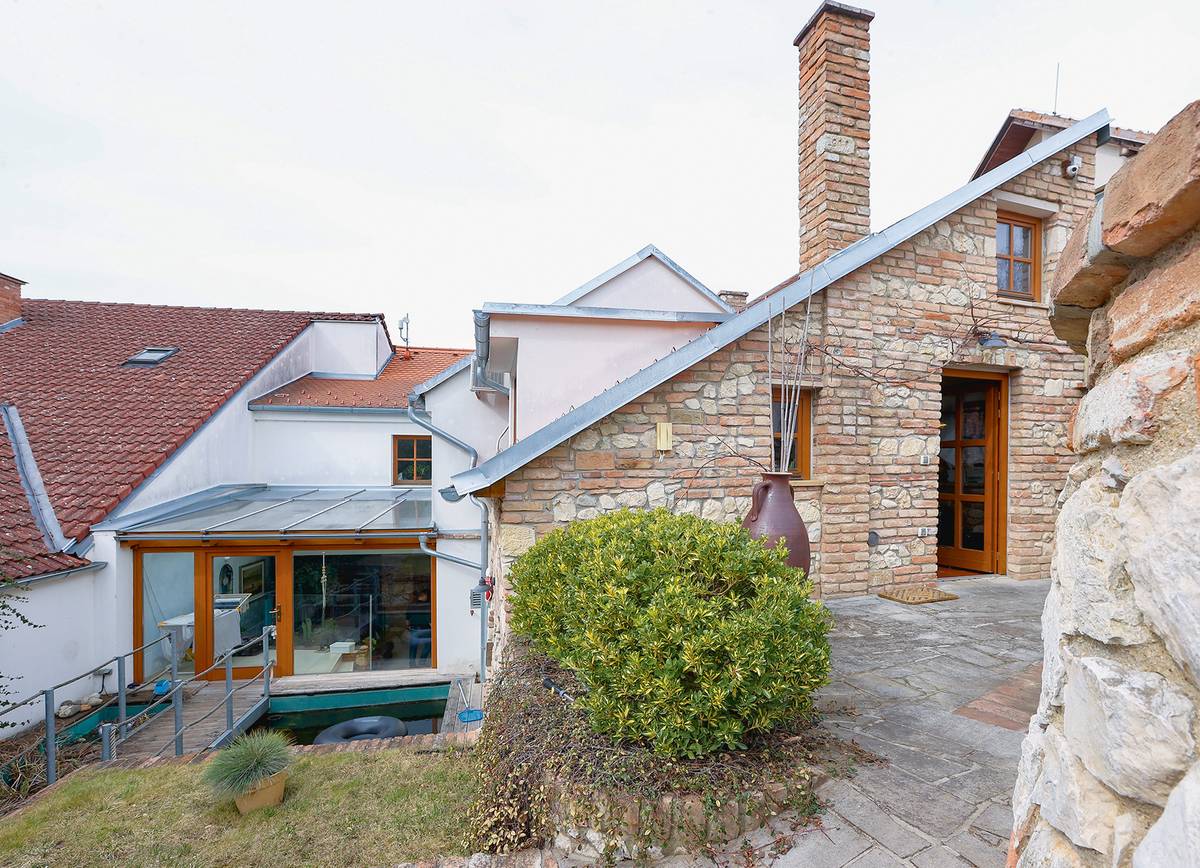 Za domem se otevírají netušené prostory. Včetně malého bazénu hned u zimní zahrady.