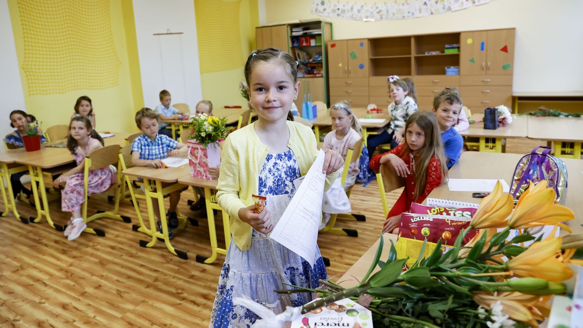 Prázdniny začínají. Žáci a studenti dostali vysvědčení