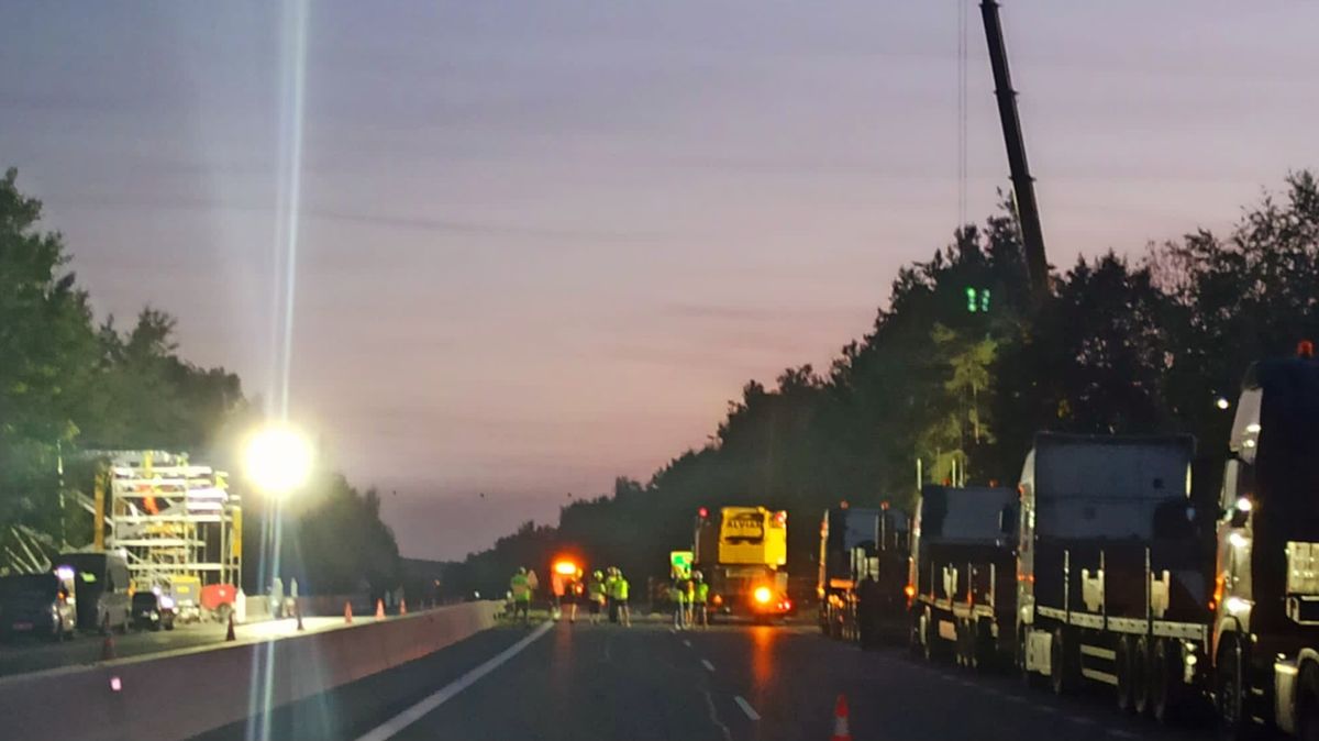 Silničáři uzavřeli dálnici D10 u Mnichova Hradiště kvůli instalaci lávky